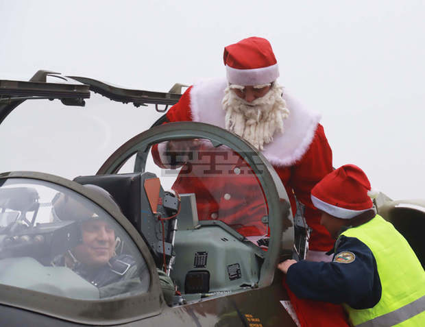 Дядо Коледа е гостувал на децата на военнослужещите в авиобазата "Георги Бенковски"