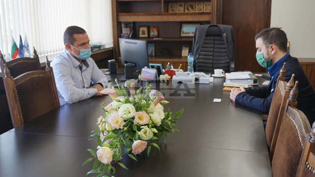 С дарителска кампания се събират книги за читалищна библиотека в Русенско