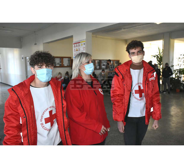 БЧК предостави зимни якета за 80 ученици в Гулянци