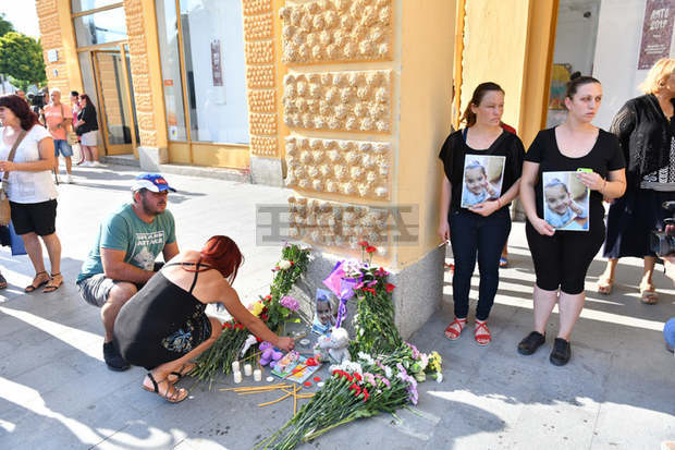 Бдение в памет на убитата седемгодишна Кристин се състоя в центъра на Сливен Бдение в памет на убитата седемгодишна Кристин се състоя в центъра на Сливен
