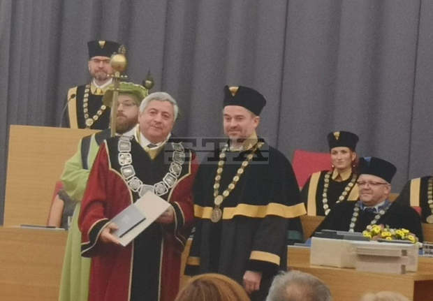Ректорът на Русенския университет е получил почетно отличие от Менделовия университет в Чехия