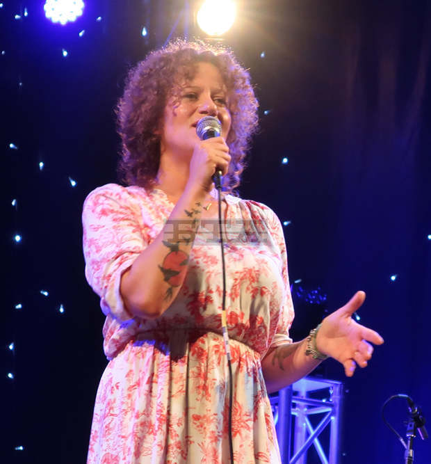 Имаме нужда да подкрепяме душите си с музика и с думи, казва Белослава