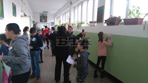 Ученици от Берковица са преписвали в междучасията на телефоните си правила за безопасен интернет Ученици от Берковица са преписвали в междучасията на телефоните си правила за безопасен интернет