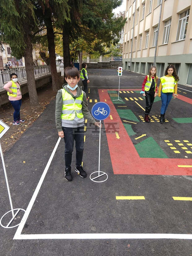 Поповско училище разполага с интерактивна площадка по безопасност на движението