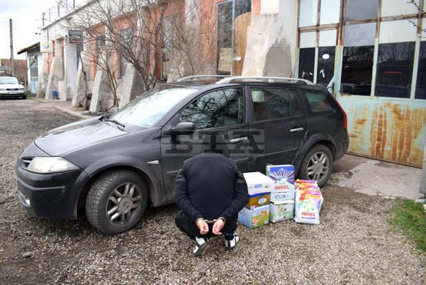 При полицейска операция в общините Харманли и Симеоновград са задържани осем души При полицейска операция в общините Харманли и Симеоновград са задържани осем души