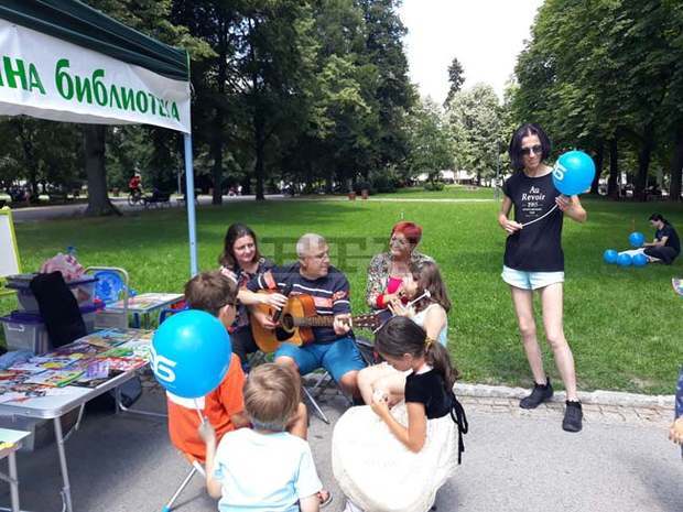 Столична библиотека за пети пореден път ще "отвори" летните читални в парковете на София Столична библиотека за пети пореден път ще "отвори" летните читални в парковете на София