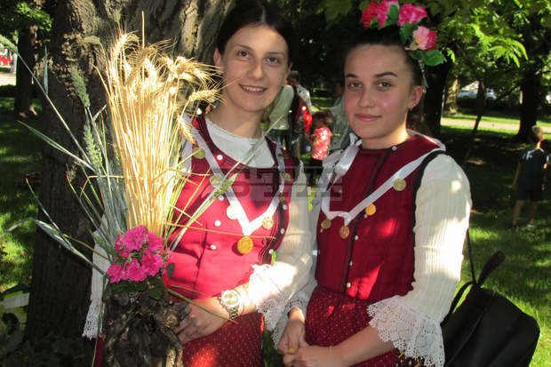 С билки и песни празнуват Еньовден в Силистра С билки и песни празнуват Еньовден в Силистра