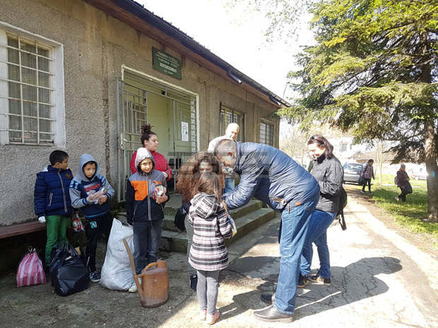 Бонбони за смет раздаваха на децата в Разград Бонбони за смет раздаваха на децата в Разград