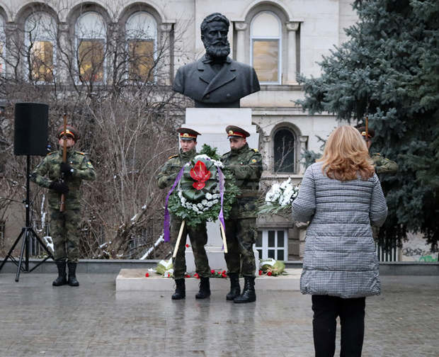 Във Велико Търново 172 години от рождението на Христо Ботев бяха почетени пред паметника на поета - революционер