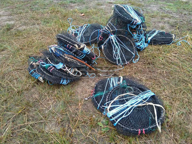 Доброволци на ЦРОО извадиха за седмица 27 бракониерски коша за раци от язовир "Ястребино"