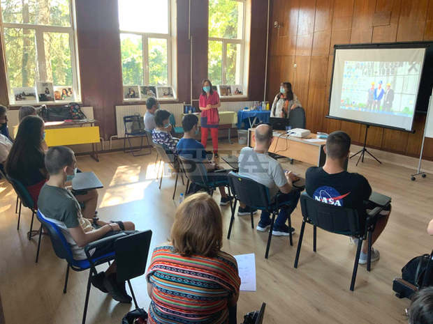 Младежи от Радомир ще се обучават безплатно за планински водачи и IT специалисти