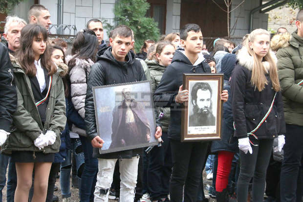 Във Видин с празнично шествие и тържествена церемония отбелязаха Деня на народните будители Във Видин с празнично шествие и тържествена церемония отбелязаха Деня на народните будители