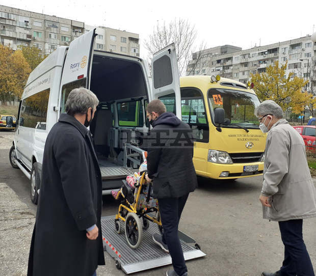Ротари клуб "Плевен Центрум" днес дари бус за хора с увреждания на Центъра за специална образователна подкрепа