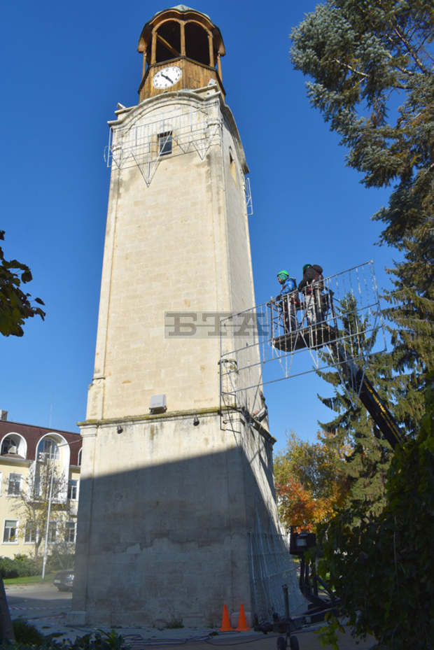 Светещи "замръзнали" сталактити ще красят Часовниковата кула в Разград
