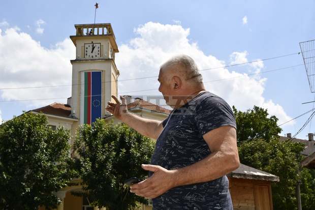 След дълги години на мълчание часовниковата камбана в Кубрат отново звънна