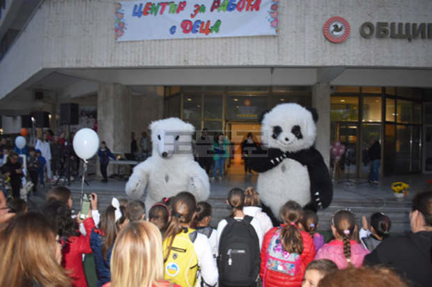 С музика и танци Центърът за работа с деца в Разград откри новата учебна година и отпразнува 30 годишнина