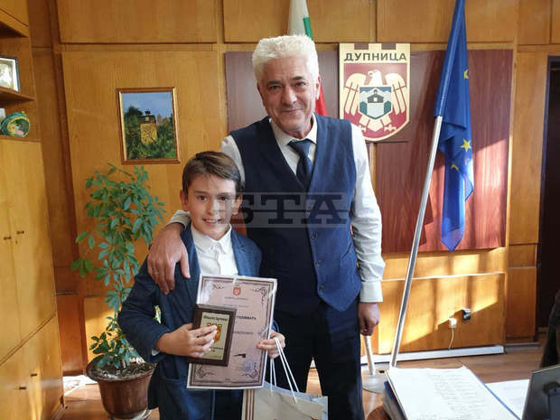 Призовете за "Будител на годината" връчи днес в Дупница кметът Чимев