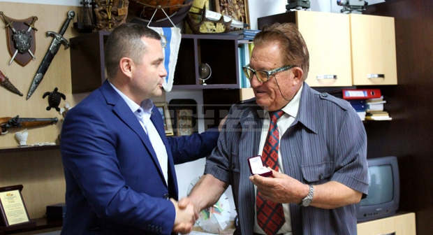 Геодезистът Георги Чонов получи златна значка за цялостен принос за съграждането на Русе