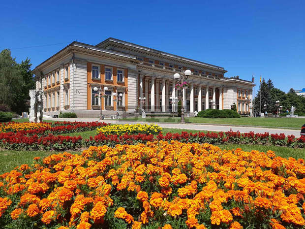 Над 24 000  цветя и многогодишни растения са засадени в центъра на Перник