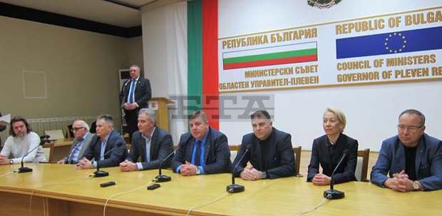 Вицепремиерът Красимир Каракачанов връчи отличия на дарителите за новия войнишки паметник в центъра на Плевен