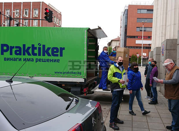 Голям хипермаркет в Плевен дари 2 200 предпазни средства на Общината за борба с пандемията Голям хипермаркет в Плевен дари 2 200 предпазни средства на Общината за борба с пандемията