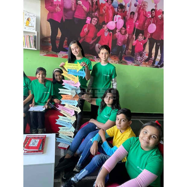 Табела в училището в разградското село Стражец припомня най-значимите общочовешки ценности