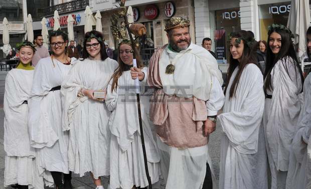 С дефиле по главната улица на Пловдив започна 12-то издание на "Дефиле на младото фино"