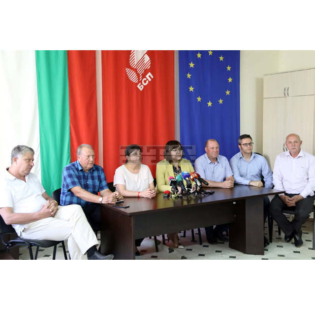 ГЕРБ и коалиционните им партньори загубиха две седмици за обсъждане на партийните субсидии, каза в Ямбол Корнелия Нинова ГЕРБ и коалиционните им партньори загубиха две седмици за обсъждане на партийните субсидии, каза в Ямбол Корнелия Нинова