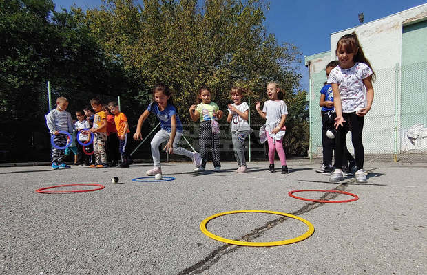 Как да пазят училището чисто се учат чрез спортни игри деца от Търговище