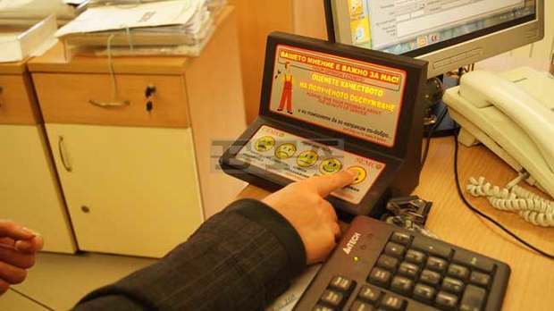 За Световния ден на усмивката екипът на библиотеката в Търговище гостува в Центъра за административно обслужване