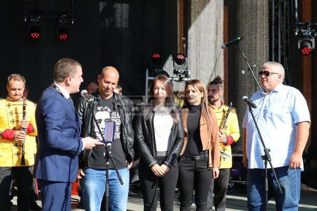 Кметът на Перник връчи 28 отличия