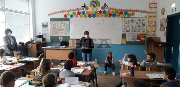 Полицаи в Разградско учат първолаци на безопасност на движението