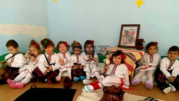 Деца от симитлийското село Крупник пресъздадоха традициите и обичаите, свързани с Димитровден