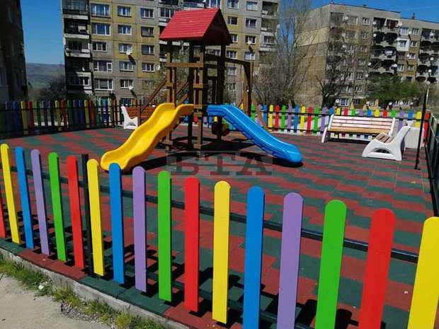 Готови са три нови детски площадки в Радомир Готови са три нови детски площадки в Радомир