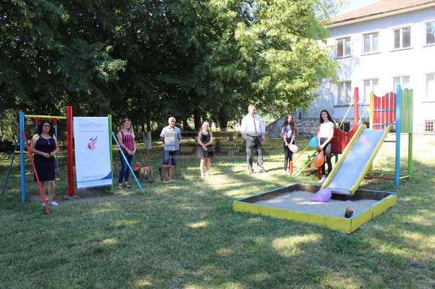 Млади доброволци обновиха детски кът в исперихското село Йонково