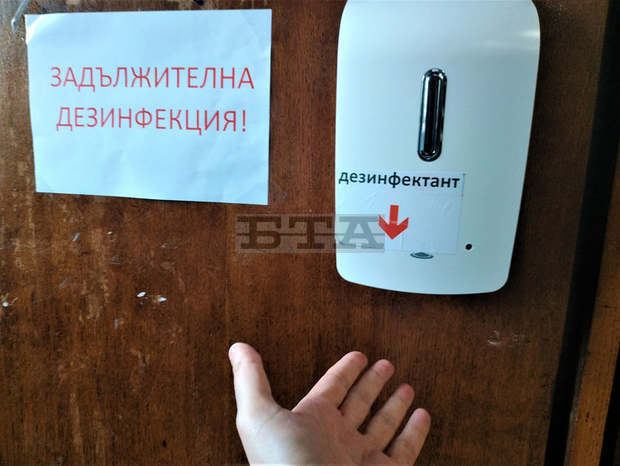 Автоматични диспенсъри с дезинфекционна течност ще бъдат поставени на входовете на големите магазини в Бургас Автоматични диспенсъри с дезинфекционна течност ще бъдат поставени на входовете на големите магазини в Бургас