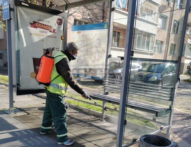 И на Великден продължава дезинфекцията на улици и автобусни спирки в Пловдив И на Великден продължава дезинфекцията на улици и автобусни спирки в Пловдив