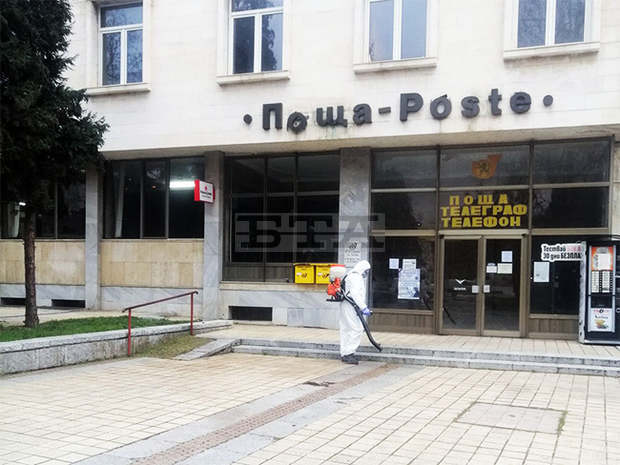 В Троян отново са обработили ключови места в града с дезинфектанти В Троян отново са обработили ключови места в града с дезинфектанти