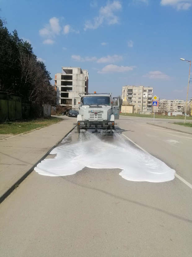 В Троян е започнало дезинфекцирането на улици и открити площи