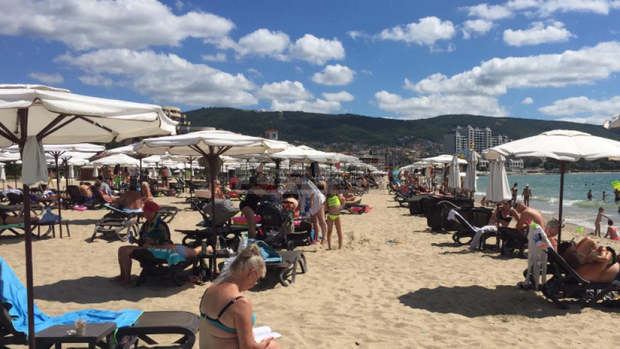 На плажа в курорта "Слънчев бряг" се извършва всекидневна дезинфекция на шезлонгите