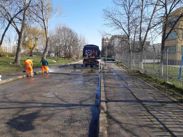 Извършва се дезинфекция на улици и булеварди, контейнери и спирки на обществения транспорт Извършва се дезинфекция на улици и булеварди, контейнери и спирки на обществения транспорт