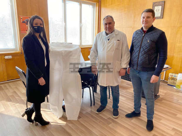 Депутат дари 100 защитни костюма на Хасковската болница Депутат дари 100 защитни костюма на Хасковската болница