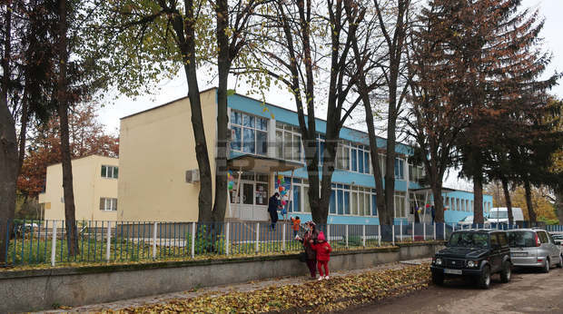 Новооткрита детска градина в Плевен получи подаръци от социалния министър - люлка, пързалка и баскетболен кош