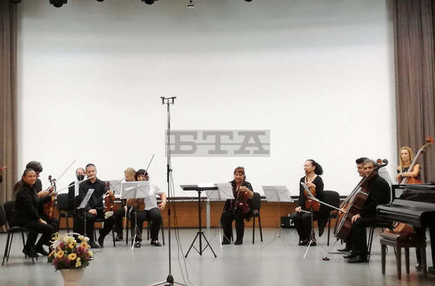 Камерният оркестър "Дианополис" в Ямбол изнесе концерт с гостуващи диригент и солист