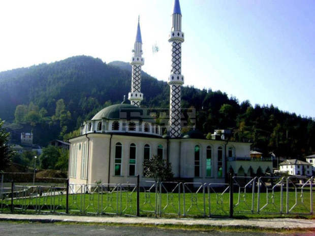 Празничната молитва за Курбан Байрям събра над 500 души на стадиона в Чепинци