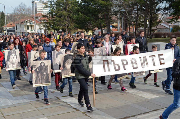 С шествие под наслова "Първите" и военни почести Добрич се поклони пред паметта на героите на Освобождението С шествие под наслова "Първите" и военни почести Добрич се поклони пред паметта на героите на Освобождението