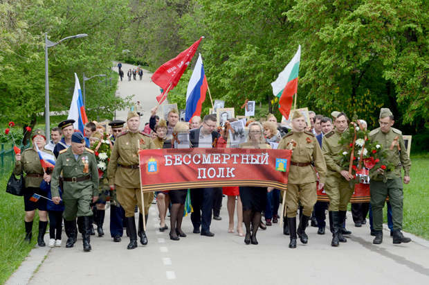 Шествие с портрети на фронтоваци от Безсмъртния полк се поклони в Добрич пред паметта на героите Шествие с портрети на фронтоваци от Безсмъртния полк се поклони в Добрич пред паметта на героите