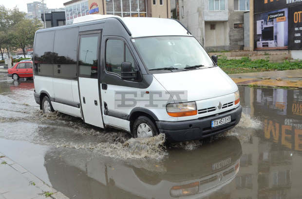Рекордни количества дъжд и градушка се изсипаха над Добрич