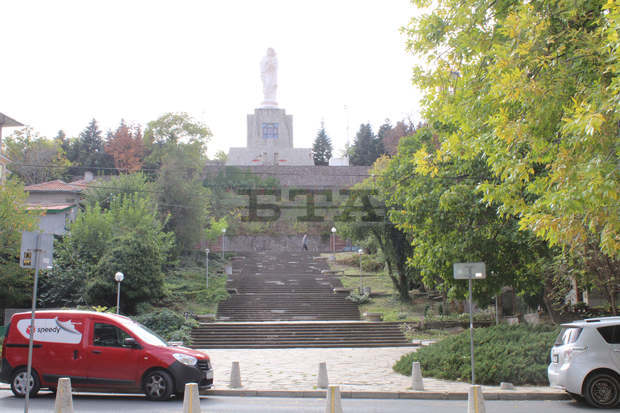 Подписан е договор за обновяване на подхода към монумента на Богородица в Хасково