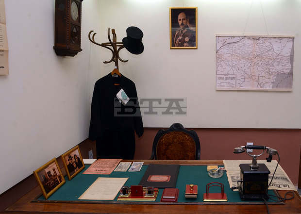 Писалката, с която е разписана картата на Добруджа с новата граница, е сред реликвите в изложба за Крайовския договор